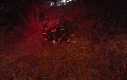 En vuelco de automóvil pierde la vida un policia