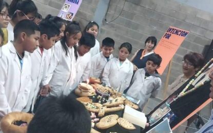 Mesa de ofrendas de vecinalistas en Alto Comedero
