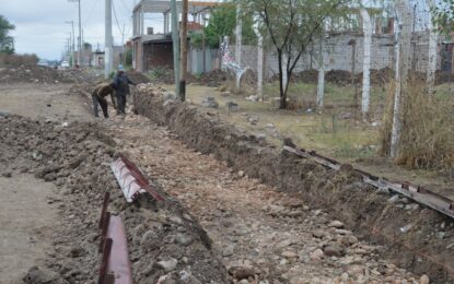 Provincia realiza obras de cordón cuneta en tres barrios de Alto Comedero