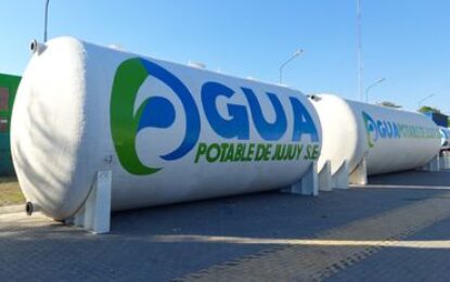 Llegaron más tanques cisternas para aumentar el caudal de agua pptable