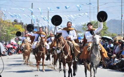 Desfile día de la Tradición en Alto Comedero