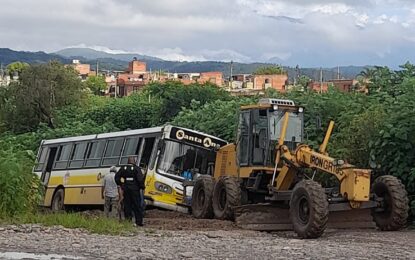 Colectivo casi vuelca en un zanjón de Alto Comedero