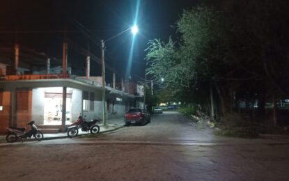 Renuevan las lámparas del alumbrado público del barrio 8 de Marzo
