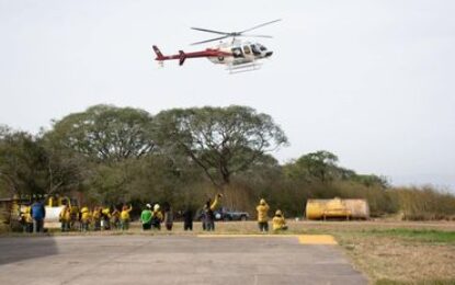 Prácticas con avión hidrante y helicóptero