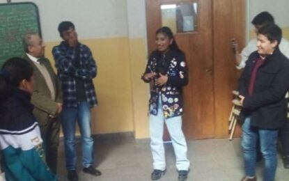 Luisana Nieva con estudiantes de Alto Comedero