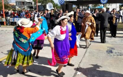 Desfile en Alto Comedero por la independencia de Bolivia