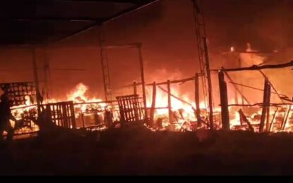 VIDEO / Incendio en una feria en medio de una ola de robos