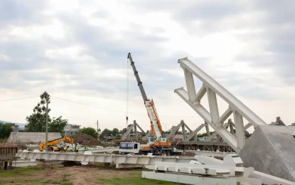 Montaje de arcos para la cubierta del estadio de Alto Comedero