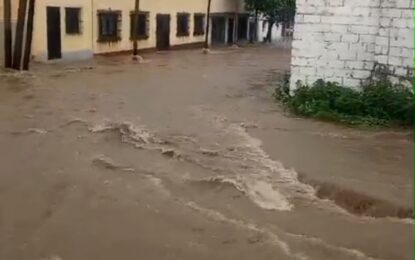 Calles capitalinas anegadas por la lluvia