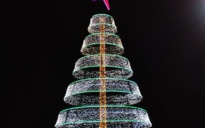 Súper árbol de Navidad en Alto Comedero