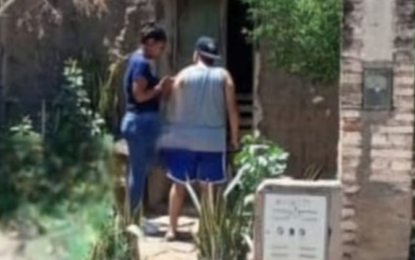 Una mujer usó una indignante excusa para ocultar que había encadenado a una joven en el patio de su casa