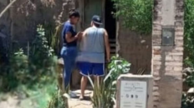 Una mujer usó una indignante excusa para ocultar que había encadenado a una joven en el patio de su casa Una mujer usó una indignante excusa para ocultar que había encadenado a una joven en el patio de su casa