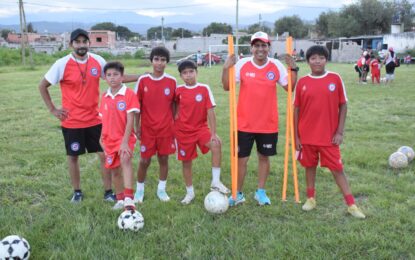 Argentinos Juniors en Alto Comedero con una escuela de fútbol