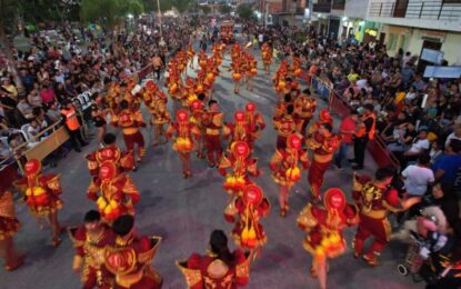 Una multitud en los corsos en Alto Comedero