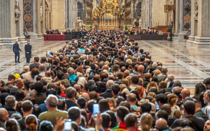 Una multitud de fieles despide a Francisco en la Basílica de San Pedro