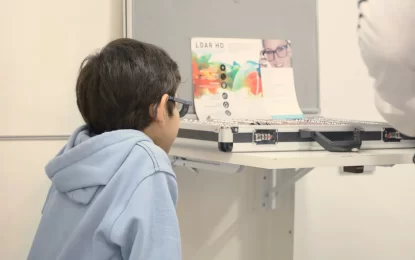 Entrega de anteojos gratuitos a niños en edad preescolar