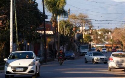 Inauguración oficial de pavimento en una avenida de Alto Comedero