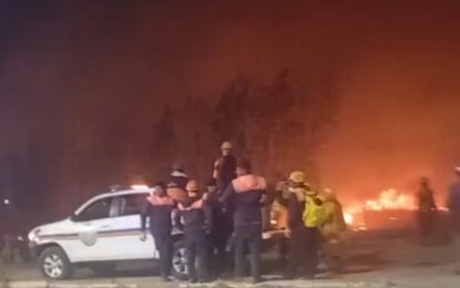 Casas dañadas por el incendio de magnitud en Alto Comedero