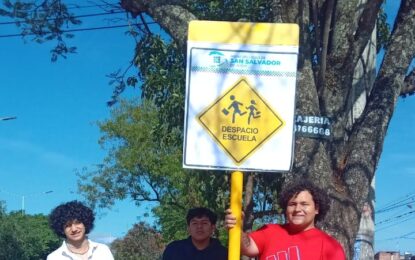 Estudiantes construyen e instalan carteles viales