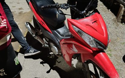 Circulaban en una motocicleta robada por avenidas Snopek y Yuto