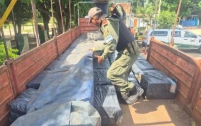Secuestran 34 mil atados de cigarrillos en un camión  que evadió control