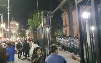 Incidentes en Casa de Gobierno durante protesta policial y penitenciaria