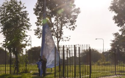 Recambio e izamiento de banderas en el Parque Civio