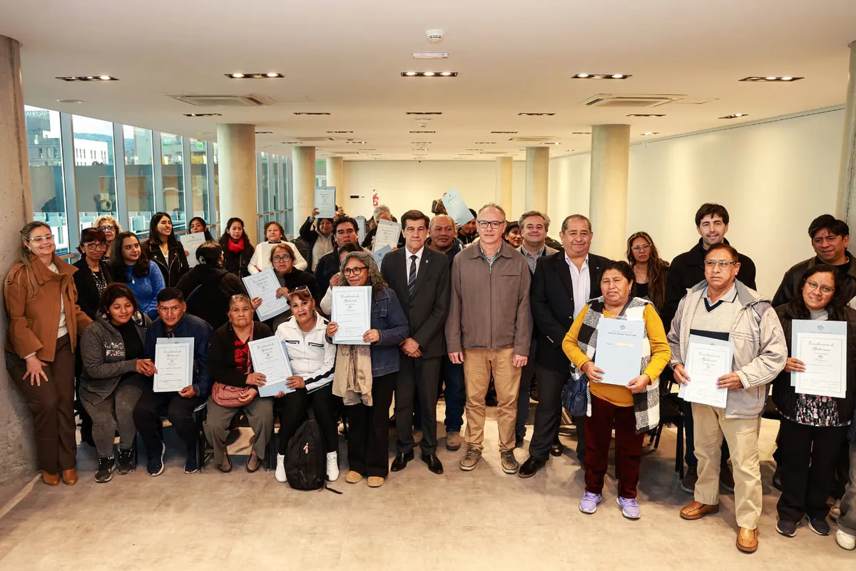 Entregaron escrituras de lotes a familias de Alto Comedero y de otra localidades