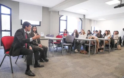 Sadir en charla con estudiantes universitarios