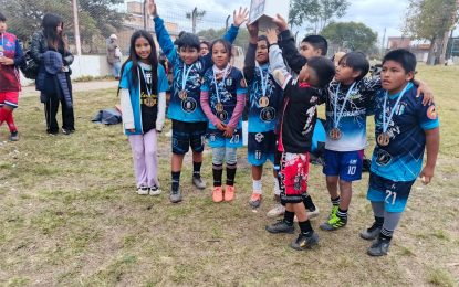 Los tres campeones del Mundialito de Fútbol en Alto Comedero