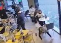 Pánico en un café: en menos de un minuto motochorros armados entraron al bar, le quitaron un maletín con dinero a una pareja y huyeron