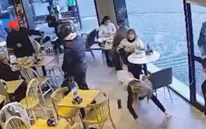 Pánico en un café: en menos de un minuto motochorros armados entraron al bar, le quitaron un maletín con dinero a una pareja y huyeron