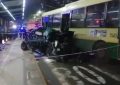 Un auto quedó destruido tras chocar contra un colectivo en el Metrobús de Palermo: hay tres heridos