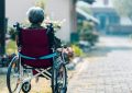 “Muchas familias no pueden pagar una residencia, y cuidar a los mayores en casa aporta cercanía, pero puede convertirse en una carga”: la dificultad de elegir los cuidados para una persona dependiente