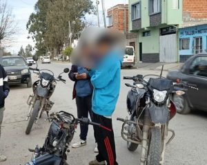 Circulaban en una motocicleta sustraída en Perico