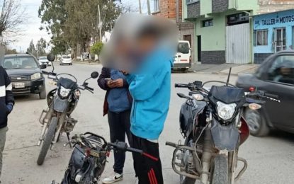 Circulaban en una motocicleta sustraída en Perico