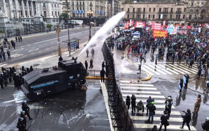 Pedradas, corridas y detenidos frente al Congreso en la marcha contra la Ley de Propiedad Privada