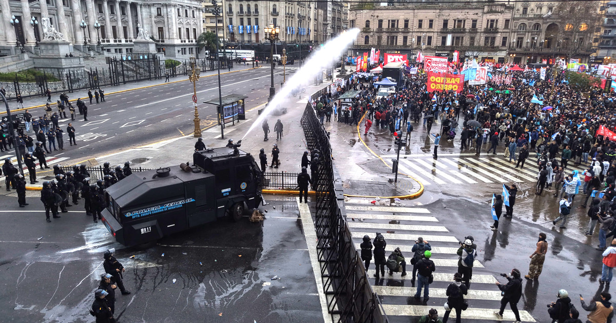 Pedradas, corridas y detenidos frente al Congreso en la marcha contra la Ley de Propiedad Privada