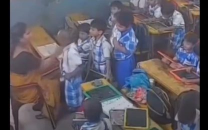 Un nene de 6 años recibió un cachetazo de su maestra, se descompensó y murió en la India