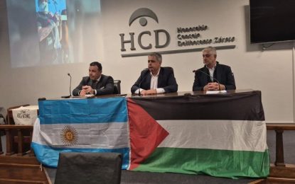 Escándalo en Zárate: el peronismo armó un acto pro Palestina en el Concejo Deliberante, embanderó el recinto y hubo repudios