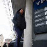 El Gobierno volvió a postergar la suba de impuestos a los combustibles para contener los precios