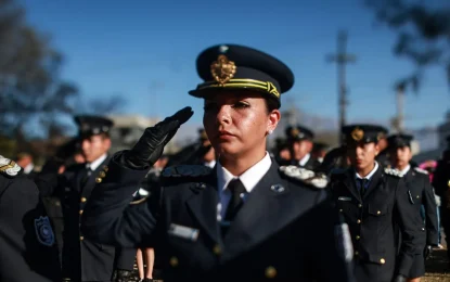 Desfile por el 181° aniversario de la Policia de Jujuy con anuncios