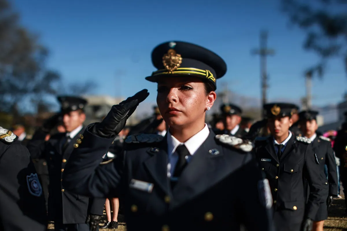 Desfile por el 181° aniversario de la Policia de Jujuy con anuncios