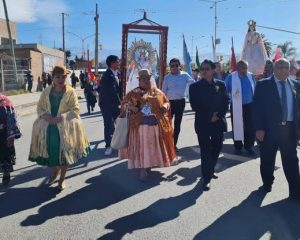 Desfile de fraternidades en avenida Forestal