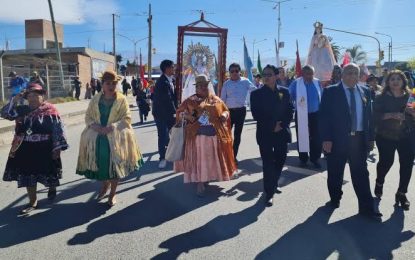 Desfile de fraternidades en avenida Forestal