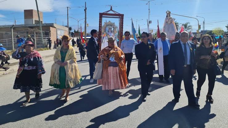 Desfile de fraternidades en avenida Forestal
