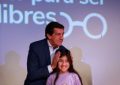 Entrega de anteojos de alta complejidad a niños y niñas
