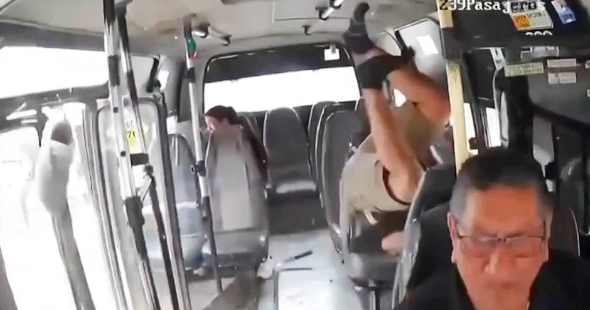 un-motociclista-choco-contra-un-colectivo-y-un-olvido-del-chofer-le-salvo-la-vida:-el-video-del-milagroso-accidente