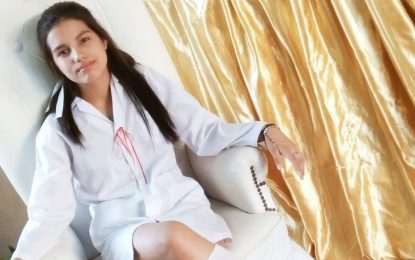 Una jueza ordenó que la adolescente de 17 años acusada del crimen de su compañera de colegio se anote en otra escuela y haga terapia