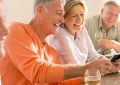 Conocer gente después de los 55: cómo funciona Vermut, la app que propone encuentros y actividades